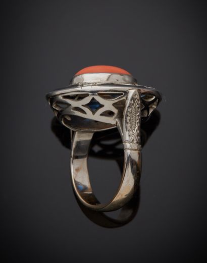 Bague en or gris 750 millièmes, le centre...