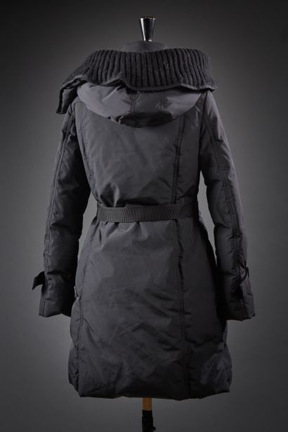MONCLER

Doudoune longue zippée en polyamise...