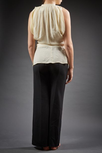 PRADA

Ensemble composé d'une blouse sans...