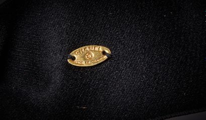 CHANEL 

Broches de col superposés comprenant...