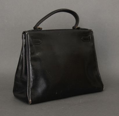 HERMES Paris

Sac Kelly en box noir, attaches

et...