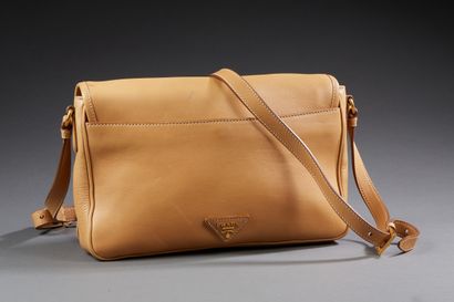 PRADA

Sac besace 29cm en cuir naturel, fermeture...