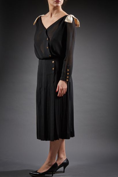 CHANEL Boutique

Robe en crêpe de soie noir,...