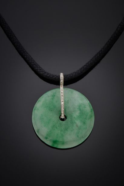 Collier cordon retenant en pendentif un disque...