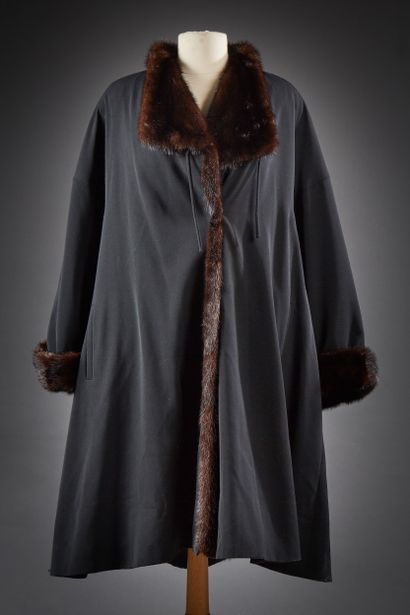 Ample pelisse en gabardine noire, important,...