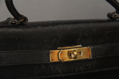 HERMES Paris

Sac Kelly en box noir, attaches

et...