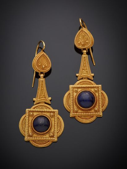 Paire de pendants d'oreilles en or jaune...