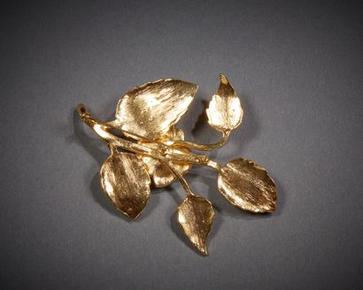 VALENTINO

Broche en métal doré figurant...