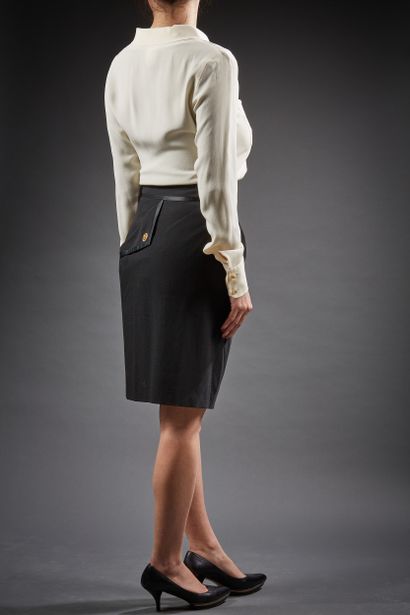 CHANEL

Ensemble composé d'une blouse en...