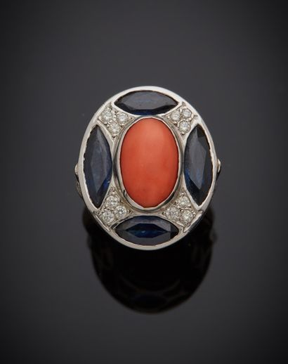 Bague en or gris 750 millièmes, le centre...