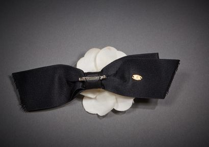 CHANEL 

Broches de col superposés comprenant...