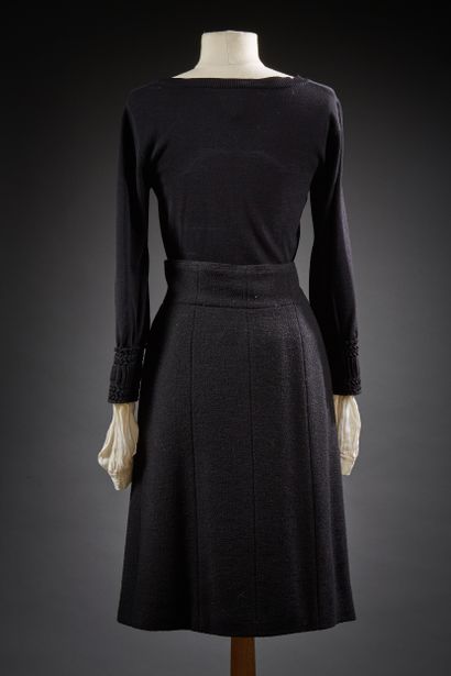 CHANEL

Ensemble composé d'un pull en maille...
