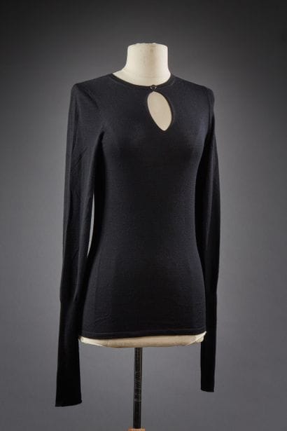 CHANEL

Pull en cachemire noir, encolure...