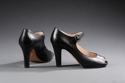 PRADA

Paire d'escarpins peep-toes à bouts...