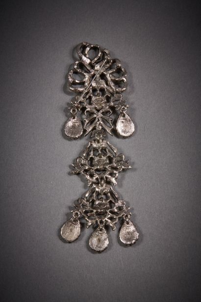 Kenneth J LANE

Broche girandole d'inspiration...