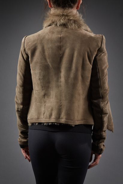Rick OWENS

Blouson en envers daim taupe...