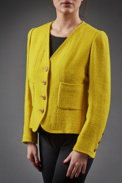 CHANEL Boutique

Veste courte en tweed souffre,...