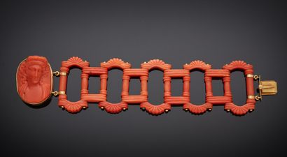 Bracelet articulé en corail gravé, les maillons...