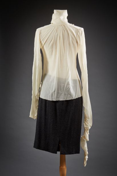 CHANEL

Ensemble composé d'une blouse en...