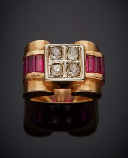 Bague en or jaune 750 millièmes, le centre...