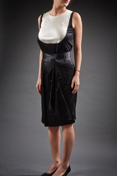 CHANEL

Ensemble composé d'un top sans manche...
