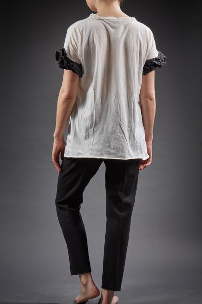 LANVIN

Ensemble composé d'un t-shirt en...
