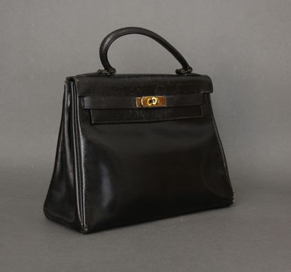 HERMES Paris

Sac Kelly en box noir, attaches

et...