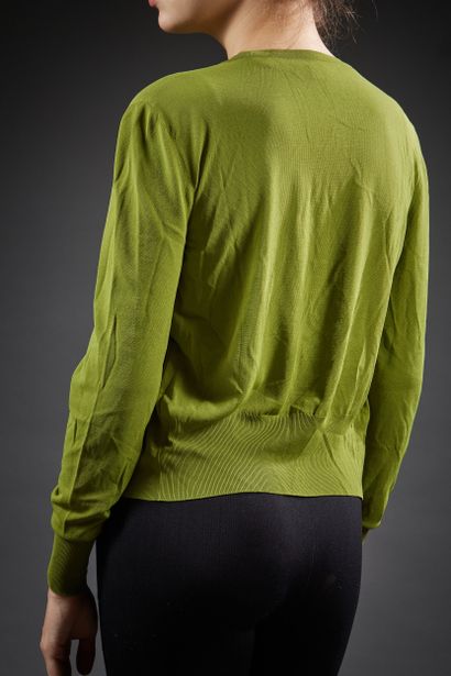 ALAÏA

Twin-set en maille vert gazon, composé...