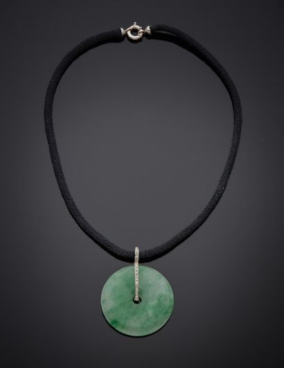 Collier cordon retenant en pendentif un disque...