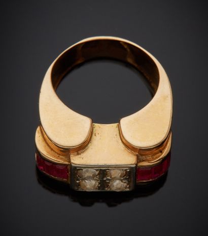Bague en or jaune 750 millièmes, le centre...
