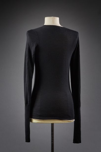 CHANEL

Pull en cachemire noir, encolure...