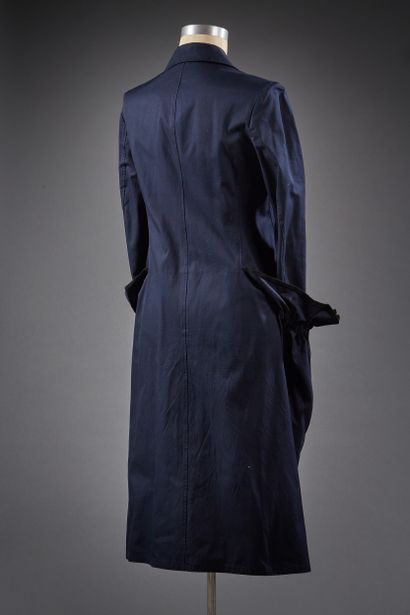Yohji YAMAMOTO

Manteau zippé en coton marine,...