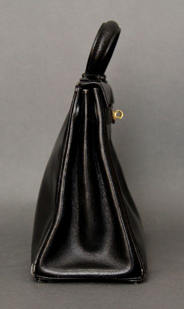 HERMES Paris

Sac Kelly en box noir, attaches

et...