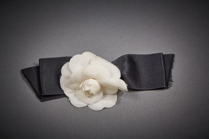 CHANEL 

Broches de col superposés comprenant...
