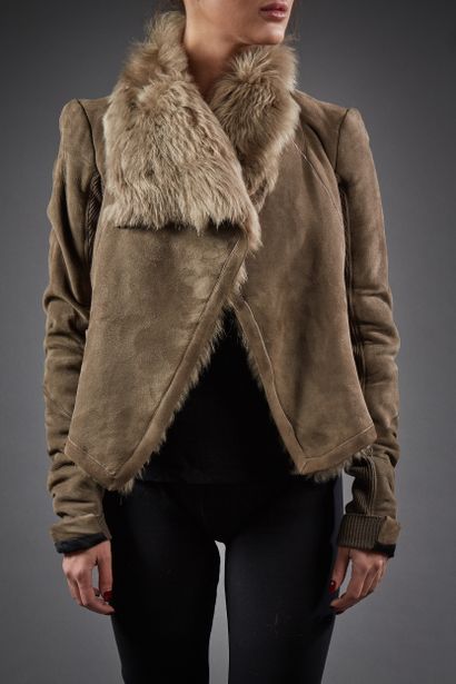 Rick OWENS

Blouson en envers daim taupe...