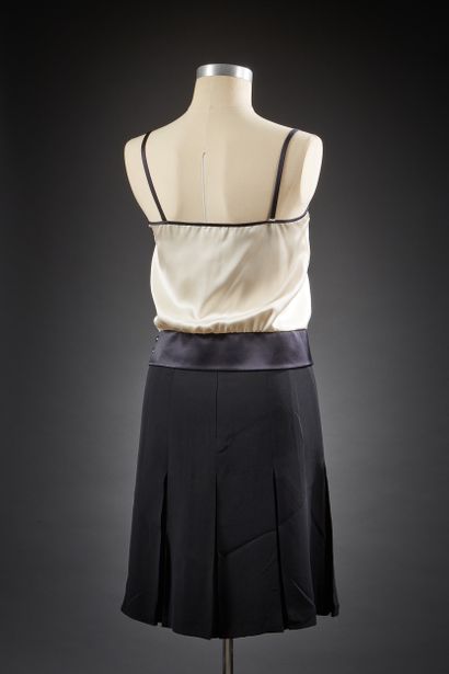 CHANEL

Ensemble composé d'un top en satin...