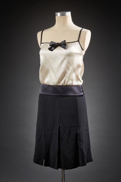 CHANEL

Ensemble composé d'un top en satin...