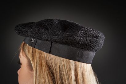 CHANEL

Béret en tweed et lurex noir à motif...