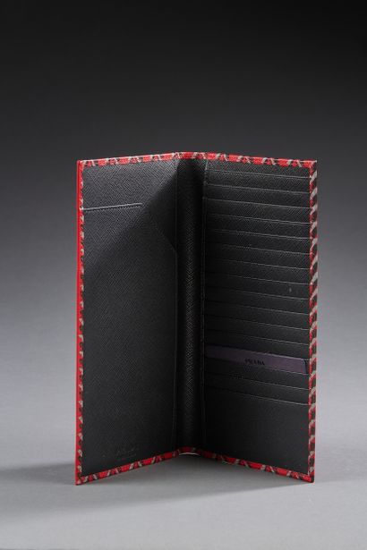 PRADA

Compagnon en veau saffiano rouge à...