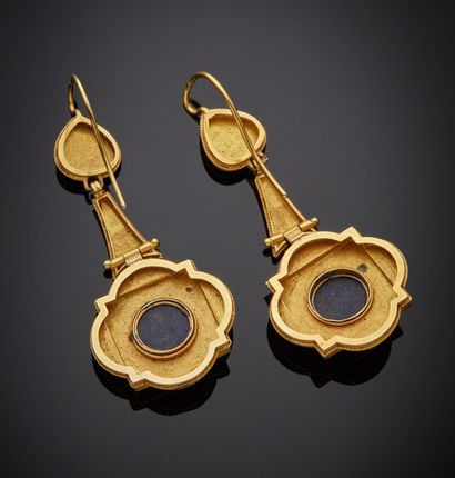 Paire de pendants d'oreilles en or jaune...