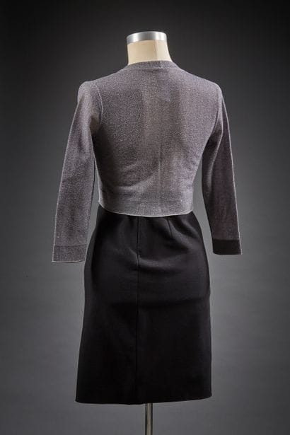 PRADA

Ensemble composé d'un cardigan court...