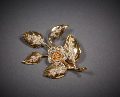 VALENTINO

Broche en métal doré figurant...