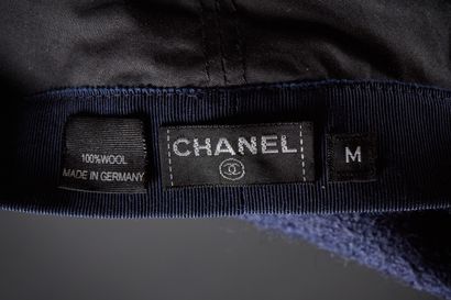 CHANEL

Béret en tweed marine, tour de tête...