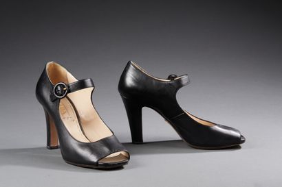 PRADA

Paire d'escarpins peep-toes à bouts...