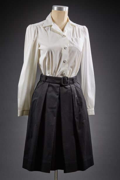 PRADA

Ensemble composé d'une chemise en...