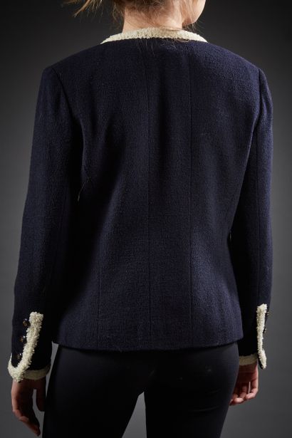 CHANEL Boutique

Veste en tweed marine gansée...
