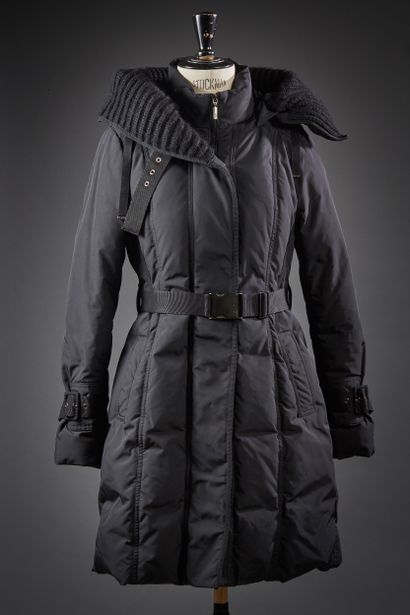 MONCLER

Doudoune longue zippée en polyamise...