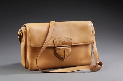 PRADA

Sac besace 29cm en cuir naturel, fermeture...