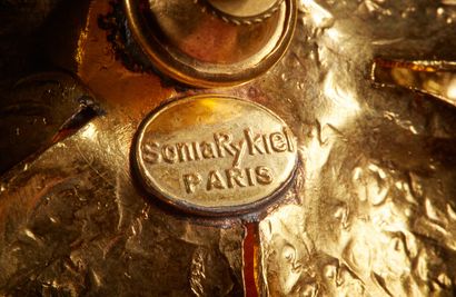 Sonia RYKIEL

Pin's fleur en métal doré martelé....