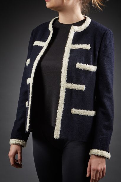 CHANEL Boutique

Veste en tweed marine gansée...
